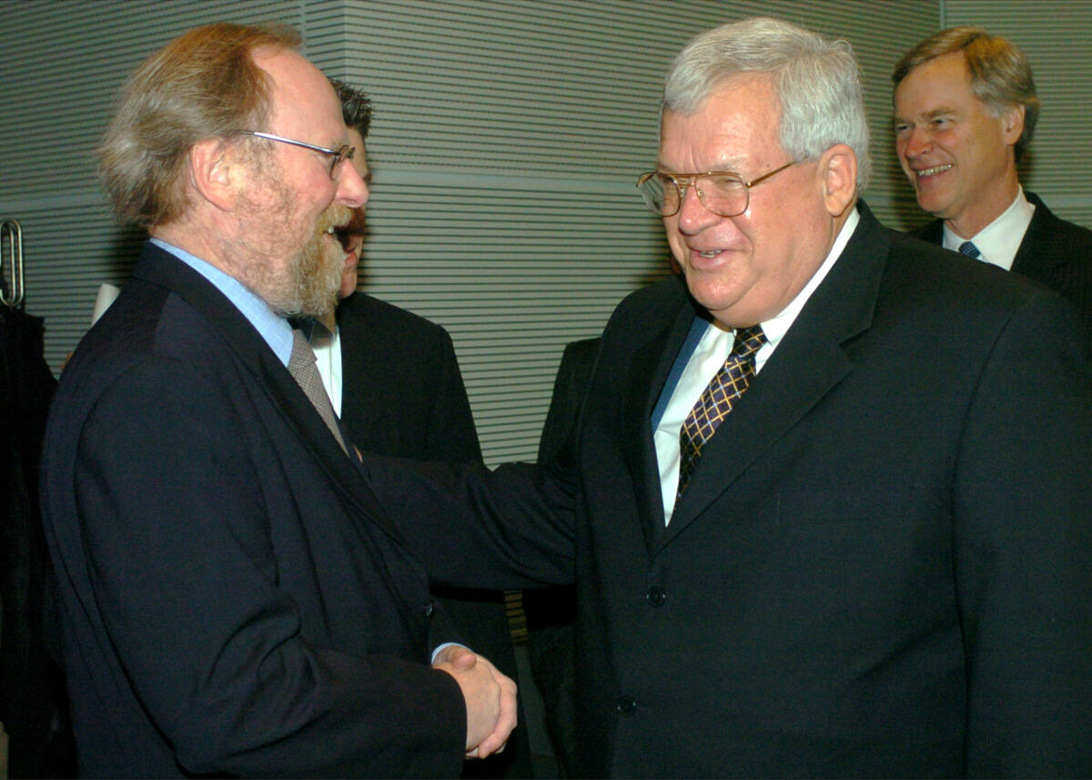 Hastert, J.Dennis; Thierse, Wolfgang Bundestagspräsident Wolfgang Thierse, SPD, empfängt den Präsidenten des Repräsentantenhauses der Vereinigten Staaten von Amerika, J. Dennis Hastert.; USA, Begrüßung