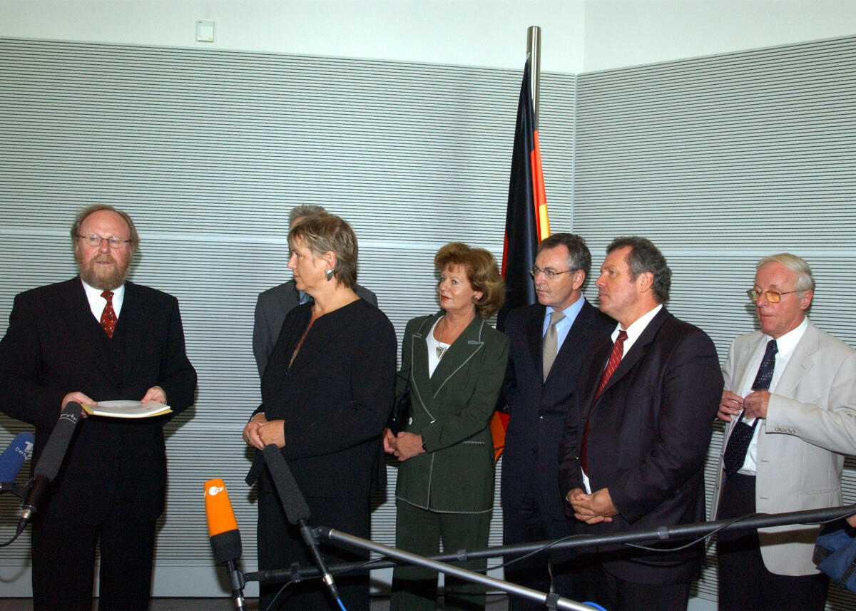 Birthler, Marianne; Thierse, Wolfgang Bundestagspräsident Wolfgang Thierse, SPD, links,  nimmt von der Bundesbeauftragten für die Unterlagen des Staatssicherheitsdienstes, Marianne Birthler, den Tätigkeitsbericht entgegen