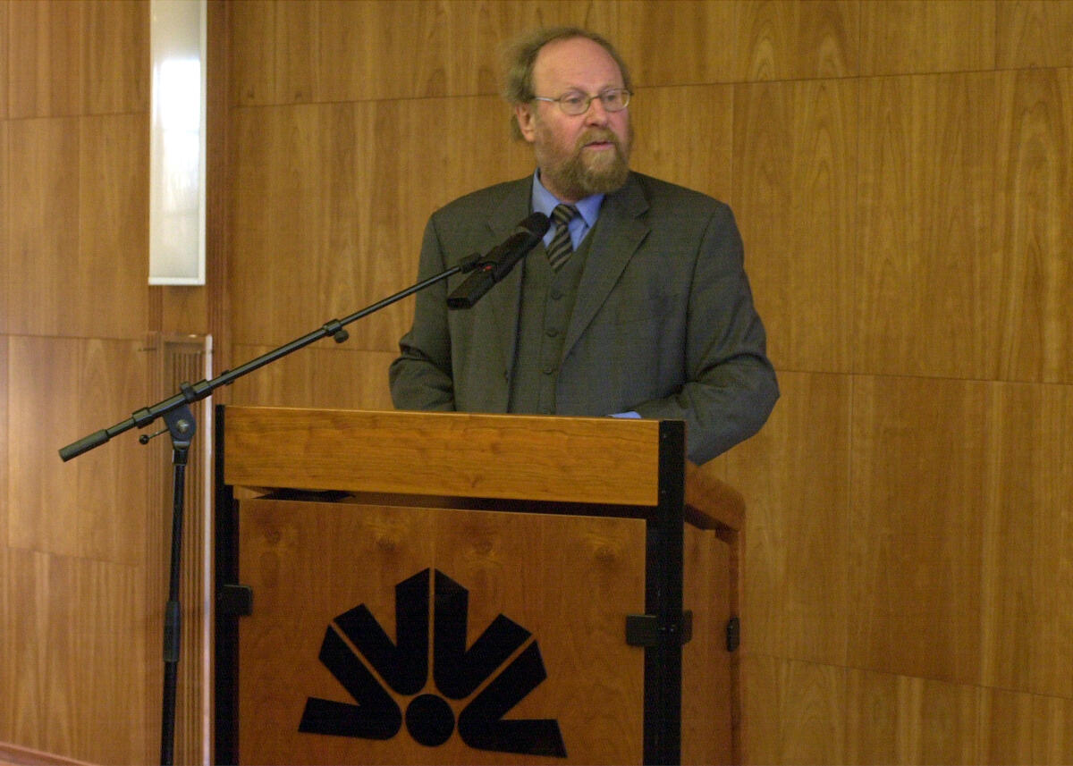 Bundestagspräsident Wolfgang Thierse, SPD, nimmt die Buchvorstellung des Buches "Die Stille der Macht" in den Räumen der Repräsentanz der Commerzbank am Pariser Platz vor.; Rede, redend, Buchvorstellung Thierse, Wolfgang Bundestagspräsident Wolfgang Thierse, SPD, nimmt die Buchvorstellung des Buches "Die Stille der Macht" in den Räumen der Repräsentanz der Commerzbank am Pariser Platz vor.; Rede, redend, Buchvorstellung