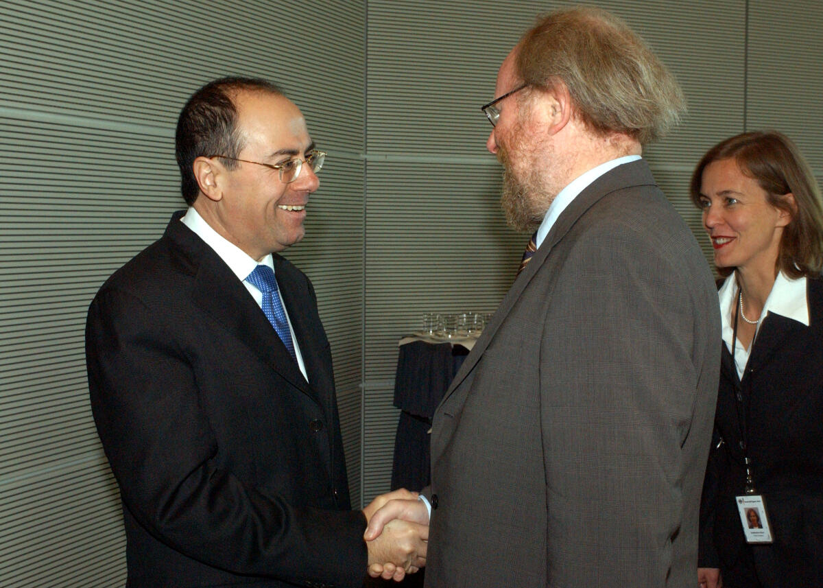 Bundestagspräsident Wolfgang Thierse, SPD (rechts), empfängt den Außenminister Israels, Silvan Shalom, der bei dieser Gelegenheit dem Präsidenten zum 60. Geburtstag gratuliert.; Empfang, Gratulation Shalom, Silvan; Thierse, Wolfgang Bundestagspräsident Wolfgang Thierse, SPD (rechts), empfängt den Außenminister Israels, Silvan Shalom, der bei dieser Gelegenheit dem Präsidenten zum 60. Geburtstag gratuliert.; Empfang, Gratulation