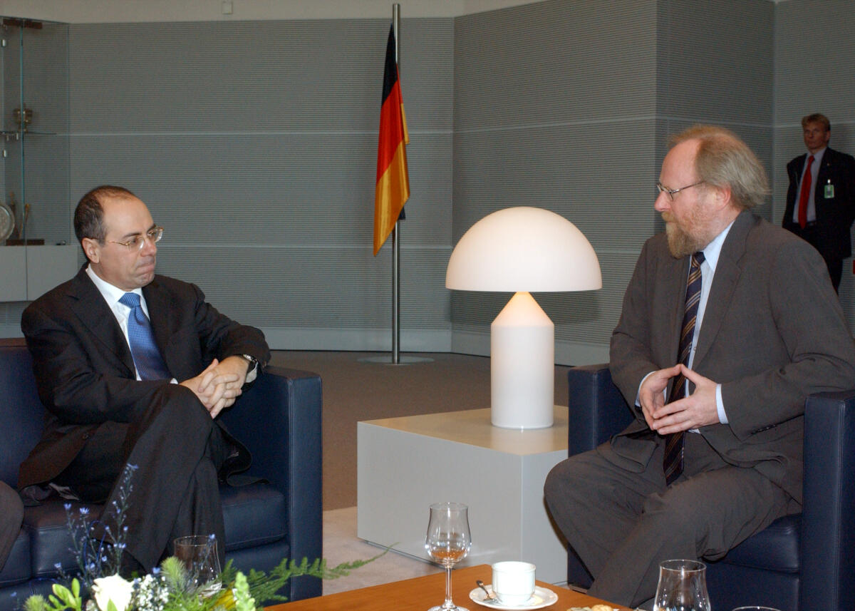 Shalom, Silvan; Thierse, Wolfgang Bundestagspräsident Wolfgang Thierse, SPD, empfängt den Außenminister Israels, Silvan Shalom, der bei dieser Gelegenheit dem Präsidenten zum 60. Geburtstag gratuliert.; Empfang, Gratulation