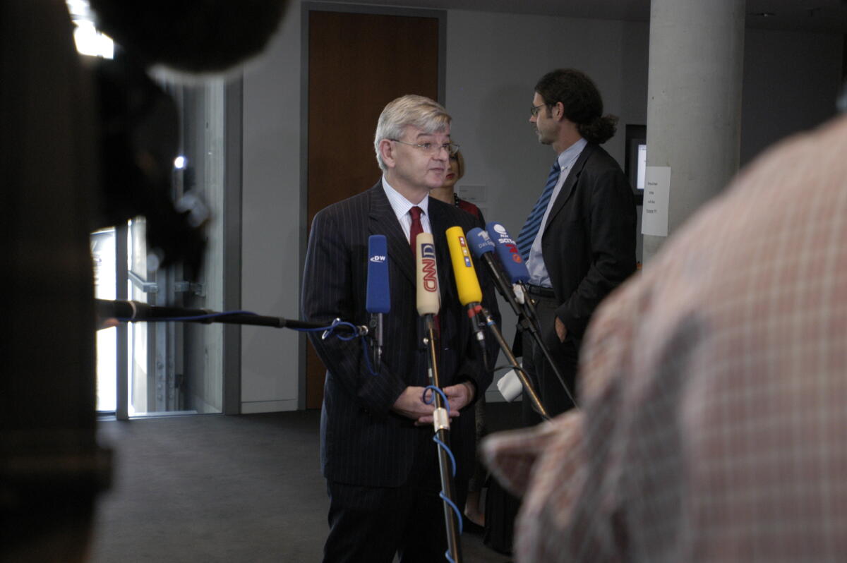 Der Bundesminister des Auswärtigen Joseph (Joschka) Fischer, Bündnis 90/Die Grünen, beim Interview nach einer Ausschusssitzung.; Bundestagsabgeordneter, MdB, Presse Fischer, Joseph Der Bundesminister des Auswärtigen Joseph (Joschka) Fischer, Bündnis 90/Die Grünen, beim Interview nach einer Ausschusssitzung.; Bundestagsabgeordneter, MdB, Presse