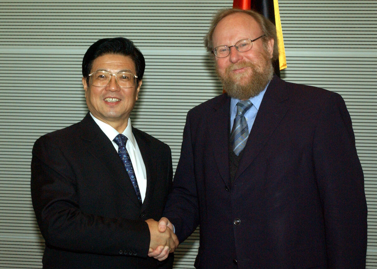 Thierse, Wolfgang; Wang, Zhaoguo Bundestagspräsident Wolfgang Thierse, SPD (rechts), empfängt den stellvertretenden Präsidenten des Ständigen Ausschusses des Nationalen Volkskongresses der Volksrepublik China, Herrn Zhaoguo Wang.; Begrüßung, Empfang