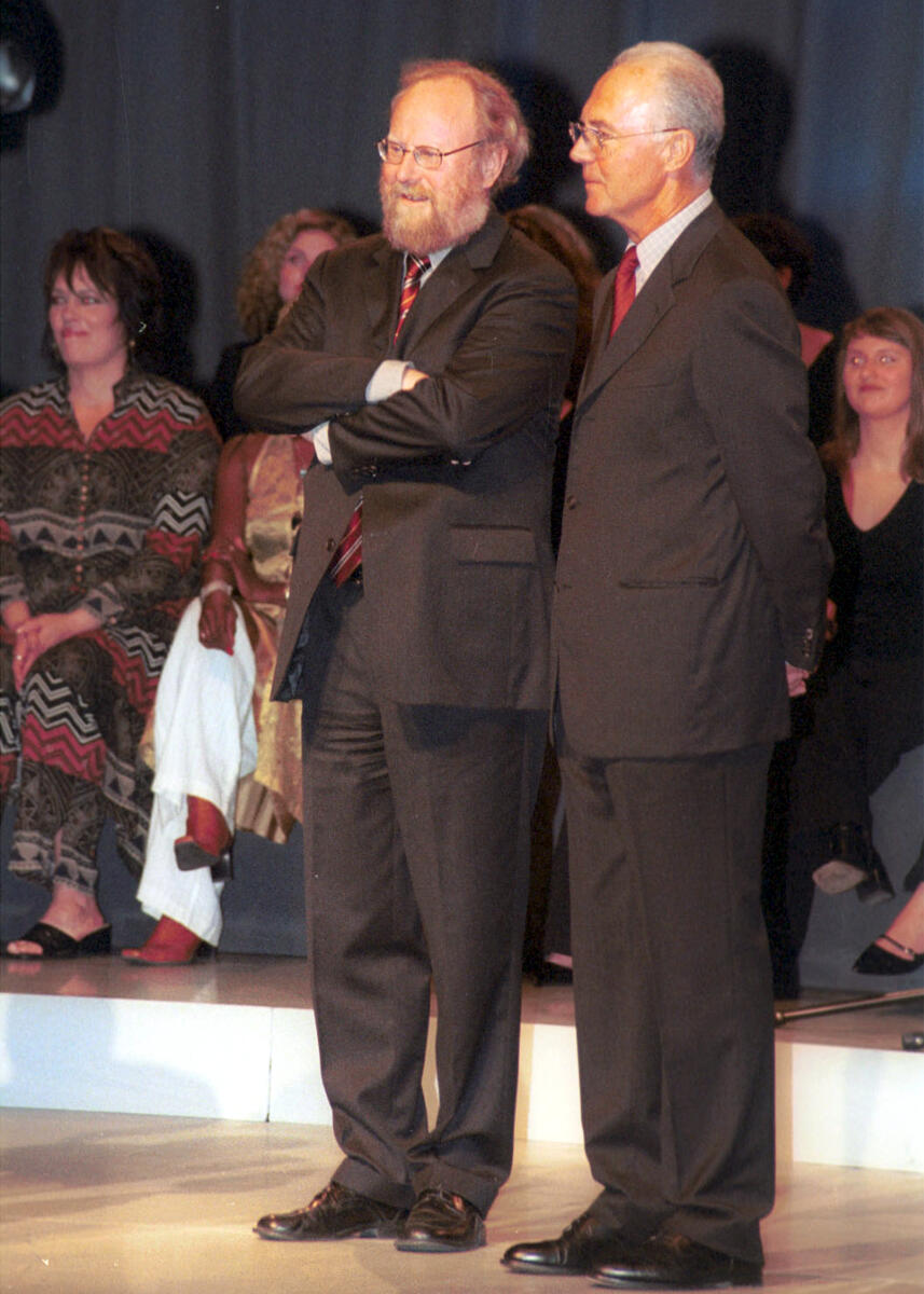 Eröffnung Fussball Globus FIFA WM 2006 im Paul-Loebe-Haus mit Bundestagsvizepräsident Wolfgang Thierse (SPD) und dem ehemlaigen Nationaltrainer der Deutschen Fußballnationalmannschaft Franz Beckenbauer. Beckenbauer, Franz; Thierse, Wolfgang Eröffnung Fussball Globus FIFA WM 2006 im Paul-Loebe-Haus mit Bundestagsvizepräsident Wolfgang Thierse (SPD) und dem ehemlaigen Nationaltrainer der Deutschen Fußballnationalmannschaft Franz Beckenbauer.