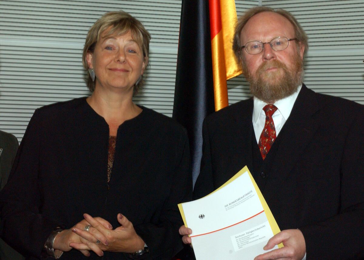 Birthler, Marianne; Thierse, Wolfgang Bundestagspräsident Wolfgang Thierse, SPD, nimmt von der Bundesbeauftragten für die Unterlagen des Staatssicherheitsdienstes, Marianne Birthler, den Tätigkeitsbericht entgegen.