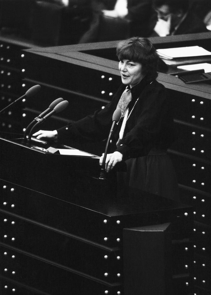Martiny-Glotz, Anke Frau Dr. Anke Martiny-Glotz (SPD) am Rednerpult.; Bundestagsabgeordnete, Abgeordnete, Redner, Rednerpult, Plenum, Plenarsitzung