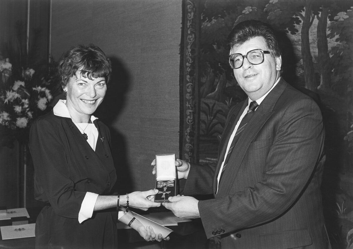 Das Verdienstkreuz am Bande des Verdienstordens der Bundesrepublik Deutschland erhielt Frau Dr. Anke Martiny am 10.12.1985 durch Bundestagspräsident Dr. Philipp Jenninger.; Verleihung, Orden, Verdienstkreuz Jenninger, Philipp; Martiny-Glotz, Anke Das Verdienstkreuz am Bande des Verdienstordens der Bundesrepublik Deutschland erhielt Frau Dr. Anke Martiny am 10.12.1985 durch Bundestagspräsident Dr. Philipp Jenninger.; Verleihung, Orden, Verdienstkreuz