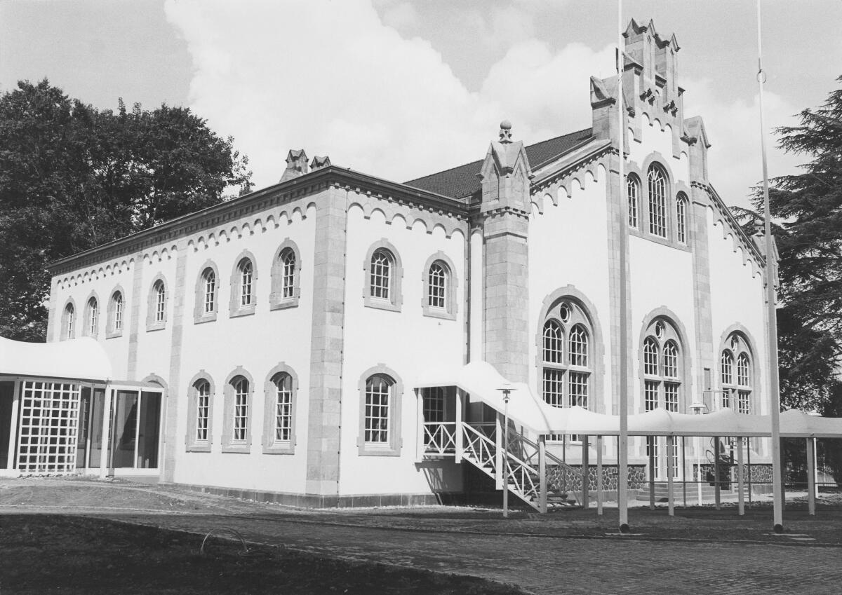Wasserwerk in Bonn. Während der alte Plenarsaal abgerissen und die neuen Parlamentsgebäude Ende der 80er Jahre gebaut werden, findet der Deutsche Bundestag ein vorübergehendes Domizil im alten Bonner Wasserwerk. Mitte der 80er Jahre wird es zum Ersatzplenarsaal umgebaut. Am 9. September 1986 tagt der Deutsche Bundestag zum ersten Mal im ausgebauten Ersatzplenarsaal.; Wasserwerk, Gebäude, Architektur, Ersatzplenarsaal, Bonn Wasserwerk in Bonn. Während der alte Plenarsaal abgerissen und die neuen Parlamentsgebäude Ende der 80er Jahre gebaut werden, findet der Deutsche Bundestag ein vorübergehendes Domizil im alten Bonner Wasserwerk. Mitte der 80er Jahre wird es zum Ersatzplenarsaal umgebaut. Am 9. September 1986 tagt der Deutsche Bundestag zum ersten Mal im ausgebauten Ersatzplenarsaal.; Wasserwerk, Gebäude, Architektur, Ersatzplenarsaal, Bonn