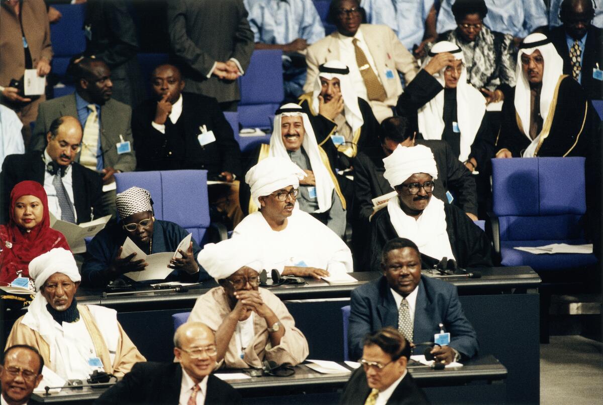 Feierliche Eröffnungssitzung der 102. Konferenz der Interparlamentarischen Union (IPU) im Reichstagsgebäude, Plenarsaal, 10. bis 16. Oktober 1999.; IPU, Interparlamentarische, Union, Mitglieder, Plenarsaal Feierliche Eröffnungssitzung der 102. Konferenz der Interparlamentarischen Union (IPU) im Reichstagsgebäude, Plenarsaal, 10. bis 16. Oktober 1999.; IPU, Interparlamentarische, Union, Mitglieder, Plenarsaal