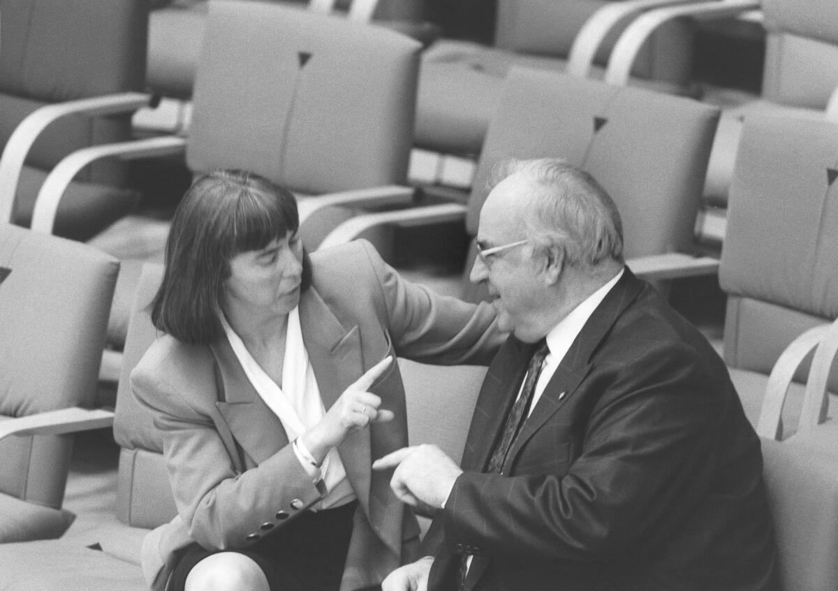 182. Plenarsitzung des Deutschen Bundestages am 21.10.1993. Bundeskanzler Dr. Helmut Kohl im Gespräch mit Frau Ingrid Matthäus-Maier (SPD).; Bundeskanzler, Abgeordnete, Plenum, Gestik, gestikulieren Kohl, Helmut; Matthäus-Maier, Ingrid 182. Plenarsitzung des Deutschen Bundestages am 21.10.1993. Bundeskanzler Dr. Helmut Kohl im Gespräch mit Frau Ingrid Matthäus-Maier (SPD).; Bundeskanzler, Abgeordnete, Plenum, Gestik, gestikulieren