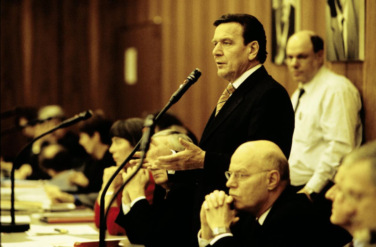 Schröder, Gerhard; Struck, Peter; Lafontaine, Oskar Sitzung der SPD-Fraktion am 26.01.1999. Redner ist Bundeskanzler Gerhard Schröder.; SPD, Fraktion, Sitzung, Fraktionssitzung, Abgeordnete, Bundestagsabgeordnete