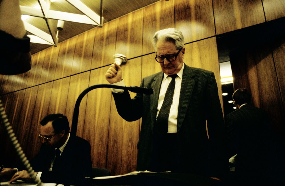 Eichel, Hans; Vogel, Hans-Jochen Sitzung der SPD-Fraktion 1991 in Bonn. Hans-Jochen Vogel, Vorsitzender der SPD-Fraktion und Bundesvorsitzender der SPD, eröffnet die Fraktionssitzung.; Bundestagsabgeordnete, Abgeordnete, Glocke, Faktionsvorsitzender, Eröffnung