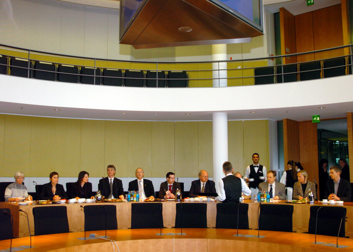 Im Ausschuß für Bildung, Forschung und Technikfolgenabschätzung des Deutschen Bundestages ist eine Delegation von norwegischen Abgeordneten zu Gast. Die Ausschußvorsitzende Cornelia Pieper, FDP, empfängt die Gäste.; Sitzung, Besuch Pieper, Cornelia Im Ausschuß für Bildung, Forschung und Technikfolgenabschätzung des Deutschen Bundestages ist eine Delegation von norwegischen Abgeordneten zu Gast. Die Ausschußvorsitzende Cornelia Pieper, FDP, empfängt die Gäste.; Sitzung, Besuch