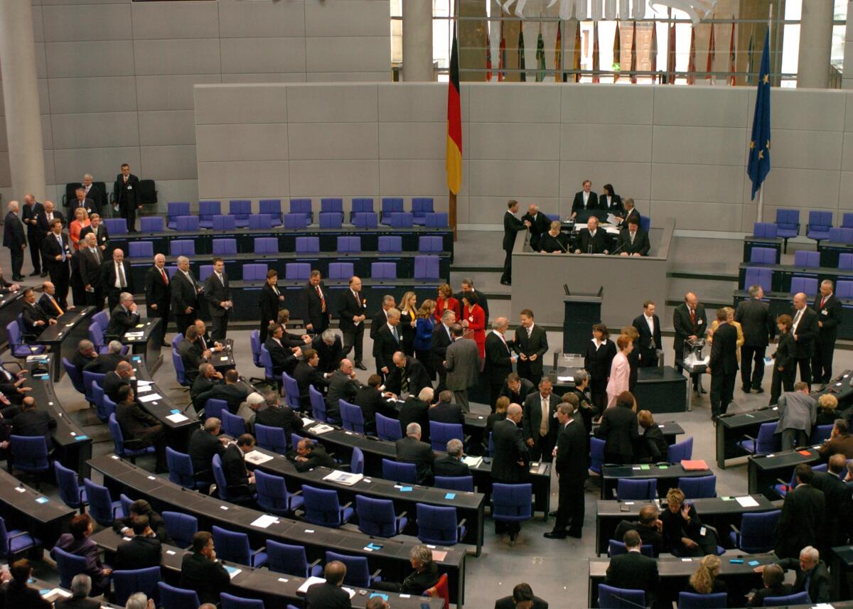 Bundesversammlung zur Wahl des Bundespräsidenten am 23.05.2004 im Reichstagsgebäude, Stimmabgabe, Abgeordnete, MdB, Blick ins Plenum Bundesversammlung zur Wahl des Bundespräsidenten am 23.05.2004 im Reichstagsgebäude, Stimmabgabe, Abgeordnete, MdB, Blick ins Plenum