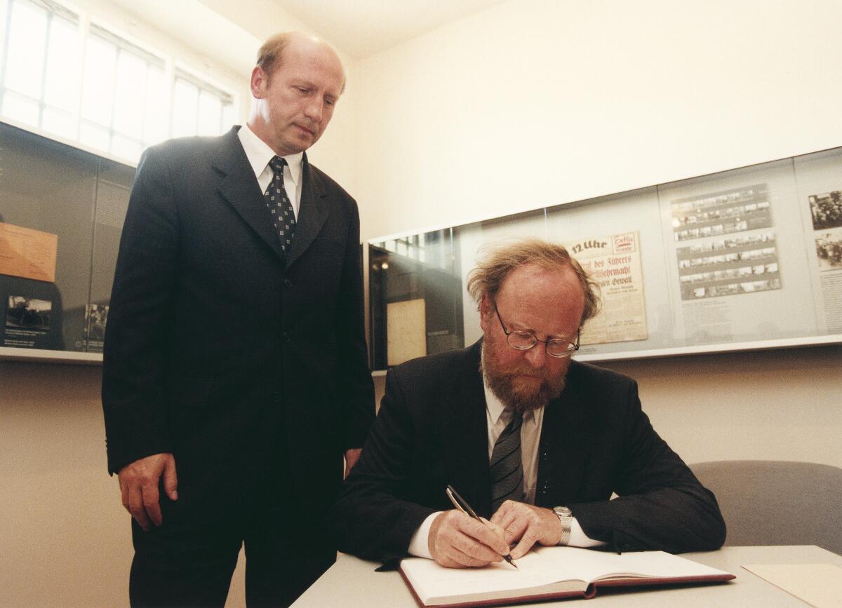 Thierse, Wolfgang; Plazynski, Maciej Bundestagspräsident Wolfgang Thierse trifft mit seinem polnischen Amtskollegen Sejm Marschall Maciej Plazynski in der Gedenkstätte Sachsenhausen bei Oranienburg zusammen, um gemeinsam an den Überfall auf Polen vor 60 Jahren zu erinnern.; Bundestagspräsident, Sejm, Marschall, Polen, Besuch, Gedenkstätte, Gedenken