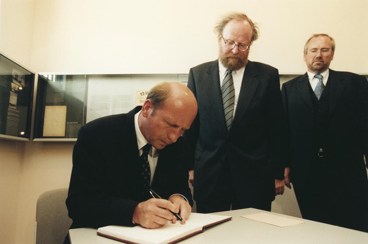 Thierse, Wolfgang; Plazynski, Maciej Bundestagspräsident Wolfgang Thierse trifft mit seinem polnischen Amtskollegen Sejm Marschall Maciej Plazynski in der Gedenkstätte Sachsenhausen bei Oranienburg zusammen, um gemeinsam an den Überfall auf Polen vor 60 Jahren zu erinnern.; Bundestagspräsident, Sejm, Marschall, Polen, Gedenkstätte