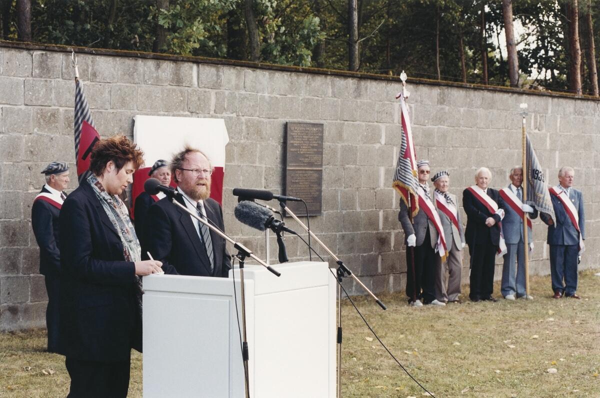 Thierse, Wolfgang Bundestagspräsident Wolfgang Thierse trifft mit seinem polnischen Amtskollegen Sejm Marschall Maciej Plazynski bei der Gedenkstätte Sachsenhausen bei Oranienburg zusammen, um gemeinsam an den Überfall auf Polen vor 60 Jahren zu erinnern. Ansprache des Bundestagspräsidenten Wolfgang Thierse.; Bundestagspräsident, Gedenkstätte, Gedenken, Ansprache