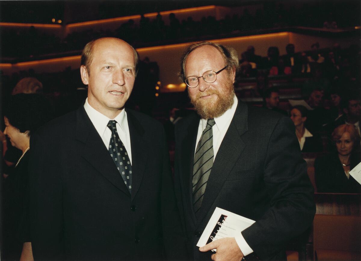Thierse, Wolfgang; Plazynski, Maciej Bundestagspräsident Wolfgang Thierse und Sejm Marschall Maciej Plazynski nehmen auf Einladung des Botschafters der Republik Polen, S.E. Andrzej Byrt, an einem Gedenkkonzert in der Berliner Philharmonie teil.; Bundestagspräsident, Sejm, Marschall, Polen, Gedenken, Einladung, Konzert, Gedenkkonzert