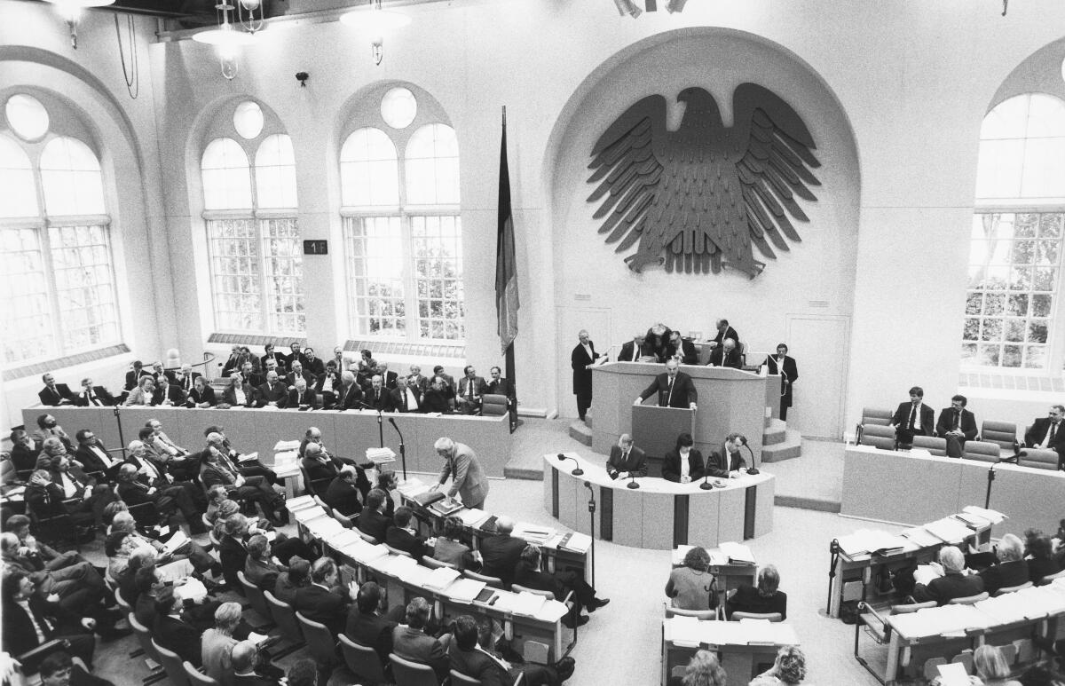108. Plenarsitzung des Deutschen Bundestages am 22.11.1988. 2. Lesung Haushaltsgesetz 1989. Am Rednerpult Bundeskanzler Dr. Helmut Kohl. Blick ins Plenum.; Plenarsitzung, Sitzung, Plenum, Abgeordnete, Bundestagsabgeordnete 108. Plenarsitzung des Deutschen Bundestages am 22.11.1988. 2. Lesung Haushaltsgesetz 1989. Am Rednerpult Bundeskanzler Dr. Helmut Kohl. Blick ins Plenum.; Plenarsitzung, Sitzung, Plenum, Abgeordnete, Bundestagsabgeordnete