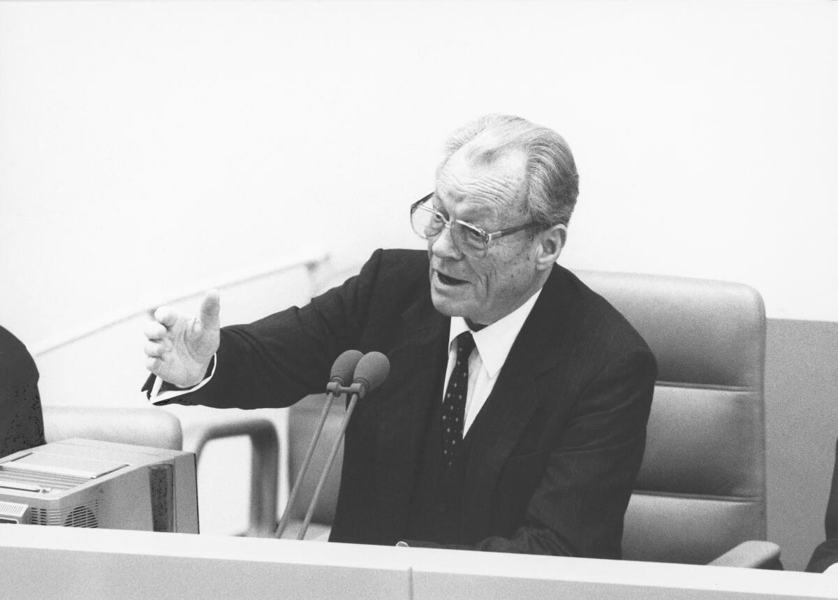 Konstituierende Sitzung der 11. Wahlperiode am 18.2.1987. Eröffnung der Sitzung durch Alterspräsident Willy Brandt.; Sitzung, Eröffnung, Willy, Brandt Brandt, Willy Konstituierende Sitzung der 11. Wahlperiode am 18.2.1987. Eröffnung der Sitzung durch Alterspräsident Willy Brandt.; Sitzung, Eröffnung, Willy, Brandt