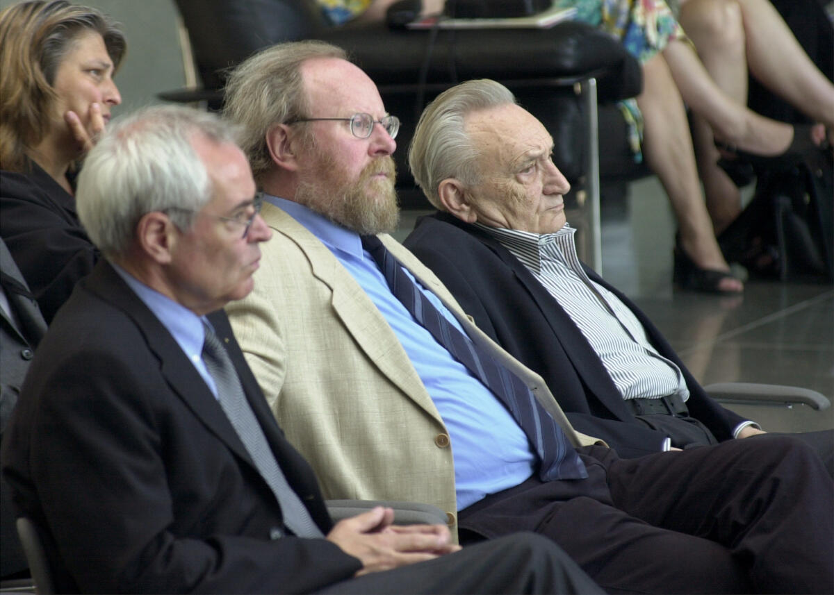 Bundestagspräsident Wolfgang Thierse, SPD, (2.v.l.) eröffnet die Ausstellung "Opposition und Widerstand in der DDR", hier mit Prof. Hermann Schäfer, Präsident der Stiftung Haus der Geschichte der Bundesrepublik Deutschland, (links) Egon Bahr, Bundesminister a.D.(rechts) Bahr, Egon; Thierse, Wolfgang; Schäfer, Hermann Bundestagspräsident Wolfgang Thierse, SPD, (2.v.l.) eröffnet die Ausstellung "Opposition und Widerstand in der DDR", hier mit Prof. Hermann Schäfer, Präsident der Stiftung Haus der Geschichte der Bundesrepublik Deutschland, (links) Egon Bahr, Bundesminister a.D.(rechts)