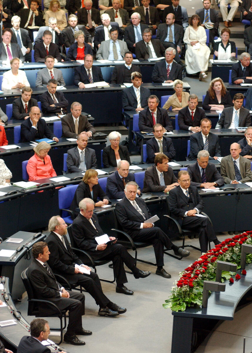 Papier, Hans-Jürgen; Böhmer, Wolfgang; Thierse, Wolfgang; Schröder, Gerhard; Rau, Johannes Gedenkstunde anlässlich des 50. Jahrestag des 17. Juni 1953, v.l. Bundeskanzler Gerhard Schröder, SPD, Bundestagspräsident Wolfgang Thierse, SPD, Bundespräsident Johannes Rau, SPD, Bundesratspräsident Wolfgang Böhmer, Präsident des Bundesverfassungsgericht Hans Jürgen Papier, Deutscher Bundestag, Plenum