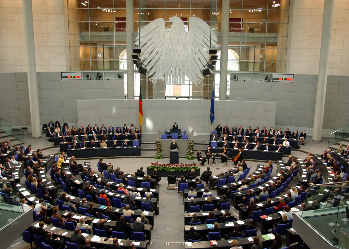 Rau, Johannes Gedenkstunde anlaesslich des 50. Jahrestag des 17. Juni 1953, Redner Bundespräsident Johannes Rau, SPD, Deutscher Bundestag, Plenum