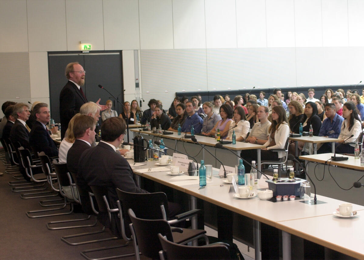 Thierse, Wolfgang Bundestagspräsident Wolfgang Thierse, SPD, (stehend) begrüßt junge Gäste aus den USA, Stipendiaten des Parlamentarischen Patenschafts-Programms (PPP),; Fraktionsebene