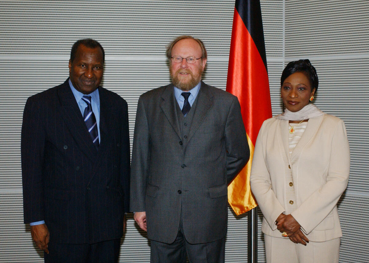 Konaré, Alpha Oumar; Thierse, Wolfgang Bundestagspräsident Wolfgang Thierse, SPD, (mi.) begrüßt  den Präsident a.D. der Republik Mali, Alpha Oumar Konaré ,(li).; Begrüssung, Besuch