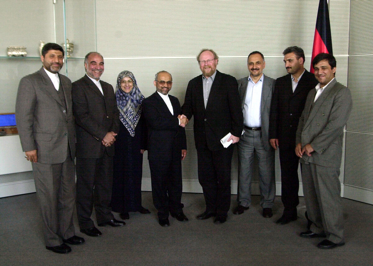 Mirdamadi, Mohsen; Thierse, Wolfgang Bundestagspräsident Wolfgang Thierse, SPD, (4.v.r.) empfängt den Vorsitzenden des Ausschuss für nationale Sicherheit und auswärtige Politik der Versammlung des Islamischen Rates Dr. Mohsen Mirdamadi (4.v.l.)