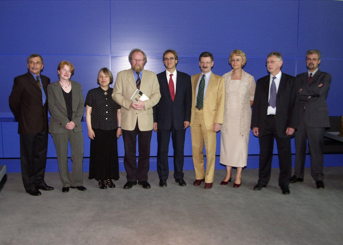 Schoch, Bruno; Vollmer, Antje; Thierse, Wolfgang; Solms, Hermann Otto; Kastner, Susanne; Ratsch, Ulrich; Mutz, Reinhard; Hauswedell, Corinna; Weller, Christoph Bundestagspräsident Wolfgang Thierse, SPD, nimmt Friedensgutachten von fünf deutschen Friedensforschungsinstituten entgegen, v.l.: Dr. Reinhard Mutz (Institut für Friedendsforschung und Sicherheitspolitik an der Universität Hamburg), Dr. Corinna Hauswedell (Int. Konversionszentrum Bonn), Dr. Antje Vollmer, B90/Die Grünen, Bundestagsvizepräsidentin, Wolfgang Thierse, SPD, Dr. Christoph Weller (Institut für Entwicklung und Frieden, Duisburg), Dr. Hermann Otto Solms, FDP, Bundestagsvizepräsident, Dr. h. c. Susanne Kastner, SPD, Bundestagsvizepräsidentin, Dr. Ulrich Ratsch (Forschungsstätte der ev. Studiengemeinschaft, Heidelberg), Dr. Bruno Schoch (Hessische Stiftung Friedens- und Konfliktforschung, Frankfurt). Ältestenrat.