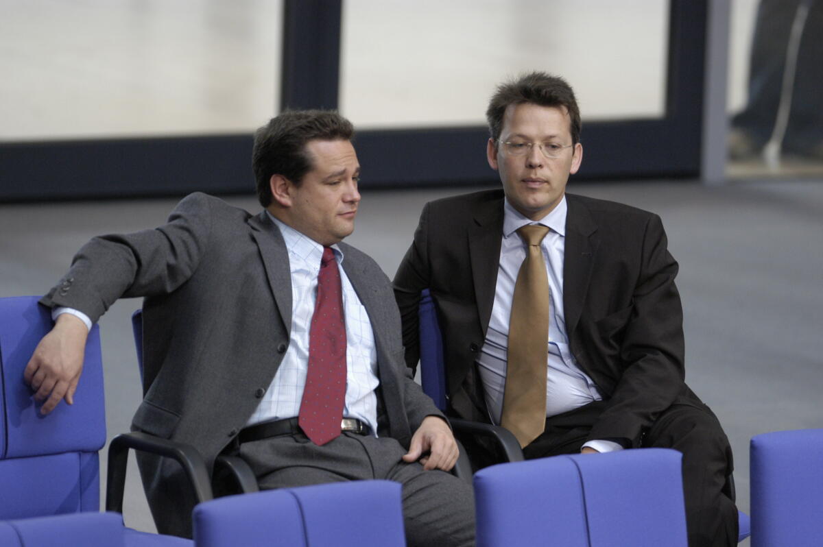 Alexander Bonde (li.), Bündnis 90/Die Grünen und Otto Fricke, FDP, während der Plenarsitzung.; Abgeordnete, MdB, Plenum Bonde, Alexander; Fricke, Otto Alexander Bonde (li.), Bündnis 90/Die Grünen und Otto Fricke, FDP, während der Plenarsitzung.; Abgeordnete, MdB, Plenum