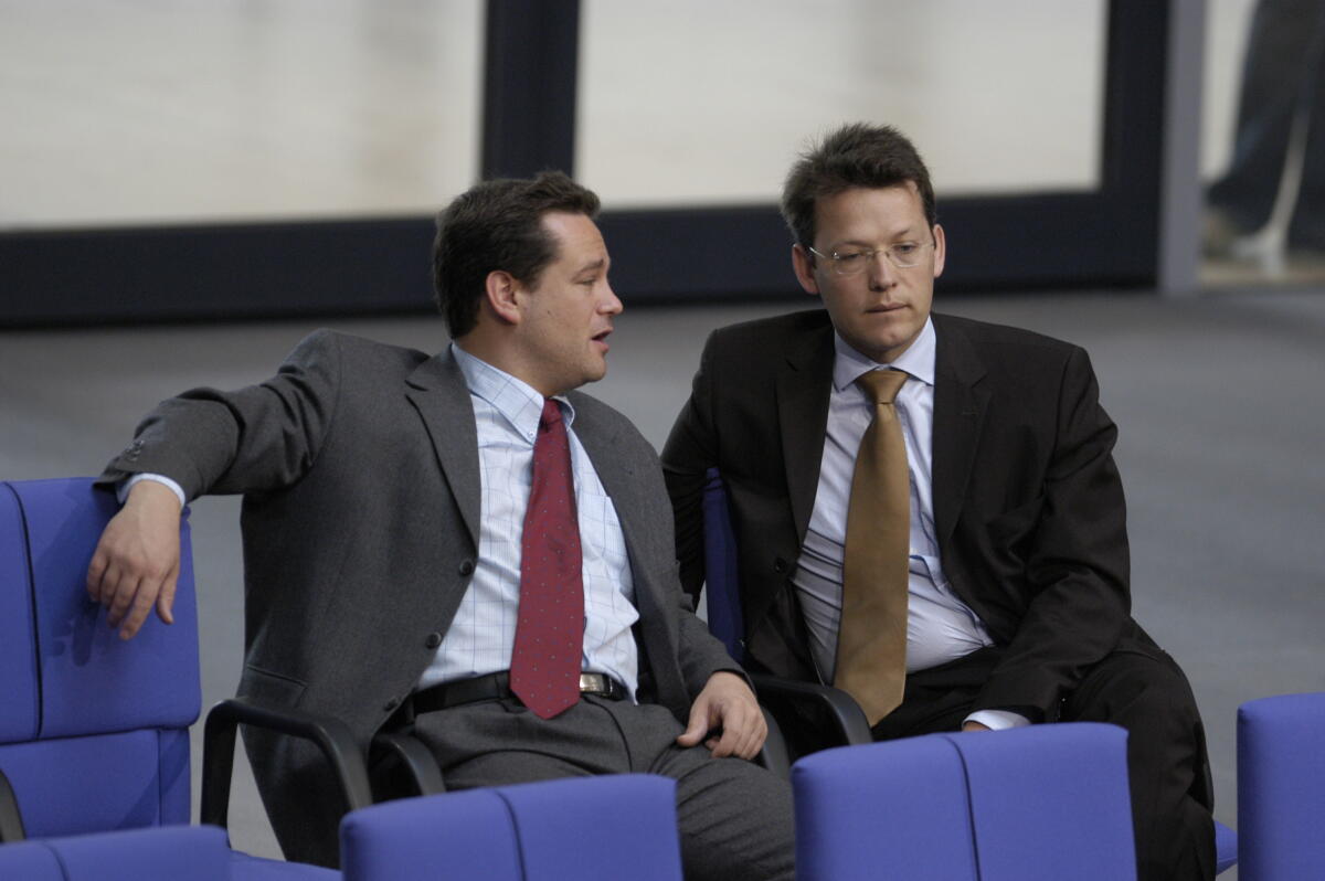 Alexander Bonde (li.), Bündnis 90/Die Grünen und Otto Fricke, FDP, während der Plenarsitzung.; Abgeordnete, MdB, Plenum Bonde, Alexander; Fricke, Otto Alexander Bonde (li.), Bündnis 90/Die Grünen und Otto Fricke, FDP, während der Plenarsitzung.; Abgeordnete, MdB, Plenum