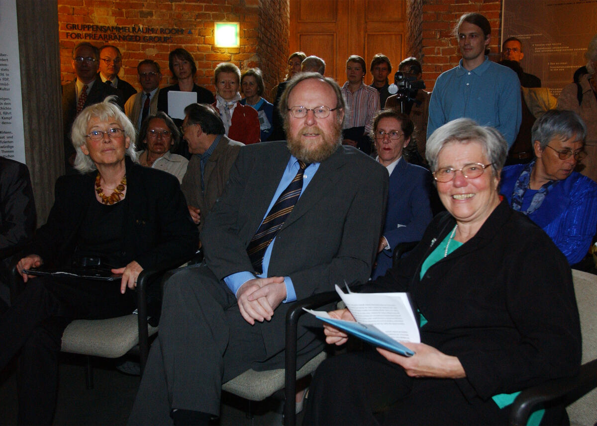 Kuhn, Annette; Thierse, Wolfgang; Hochgeschurz, Marianne Eröffnung der POLITEIA-Fahnen-Ausstellung "Frauen, die Geschichte mach(t)en" durch Wolfgang Thierse, SPD, Bundestagspräsident (mitte), mit Prof. Dr. Annette Kuhn, Vorsitzende des Vereins Haus der FrauenGeschichte (rechts) und Marianne Hochgeschurz, Projektleiterin von POLITEIA, im Deutschen Dom