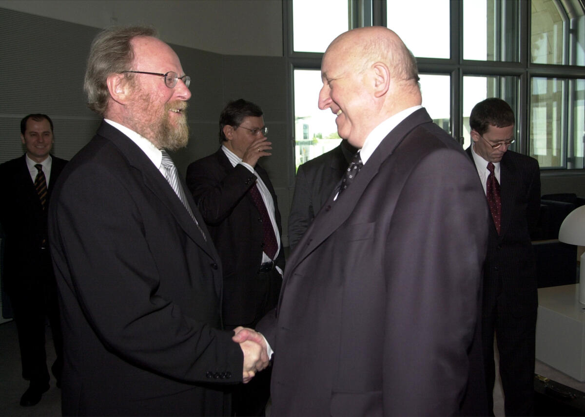 Wolfgang Thierse, SPD, Bundestagspräsident (links), empfängt die Vorsitzenden des Europaausschusses und des gesetzgebenden Ausschuss des Sejm, hier mit Jòzef Oleksy, Deutscher Bundestag Oleksy, Józef; Thierse, Wolfgang Wolfgang Thierse, SPD, Bundestagspräsident (links), empfängt die Vorsitzenden des Europaausschusses und des gesetzgebenden Ausschuss des Sejm, hier mit Jòzef Oleksy, Deutscher Bundestag