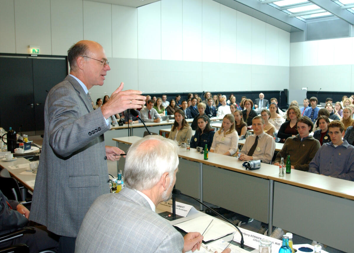 Bundestagsvizepräsident Dr. Norbert Lammert, CDU, (li.), begrüsst Stipendiaten aus den USA Lammert, Norbert Bundestagsvizepräsident Dr. Norbert Lammert, CDU, (li.), begrüsst Stipendiaten aus den USA