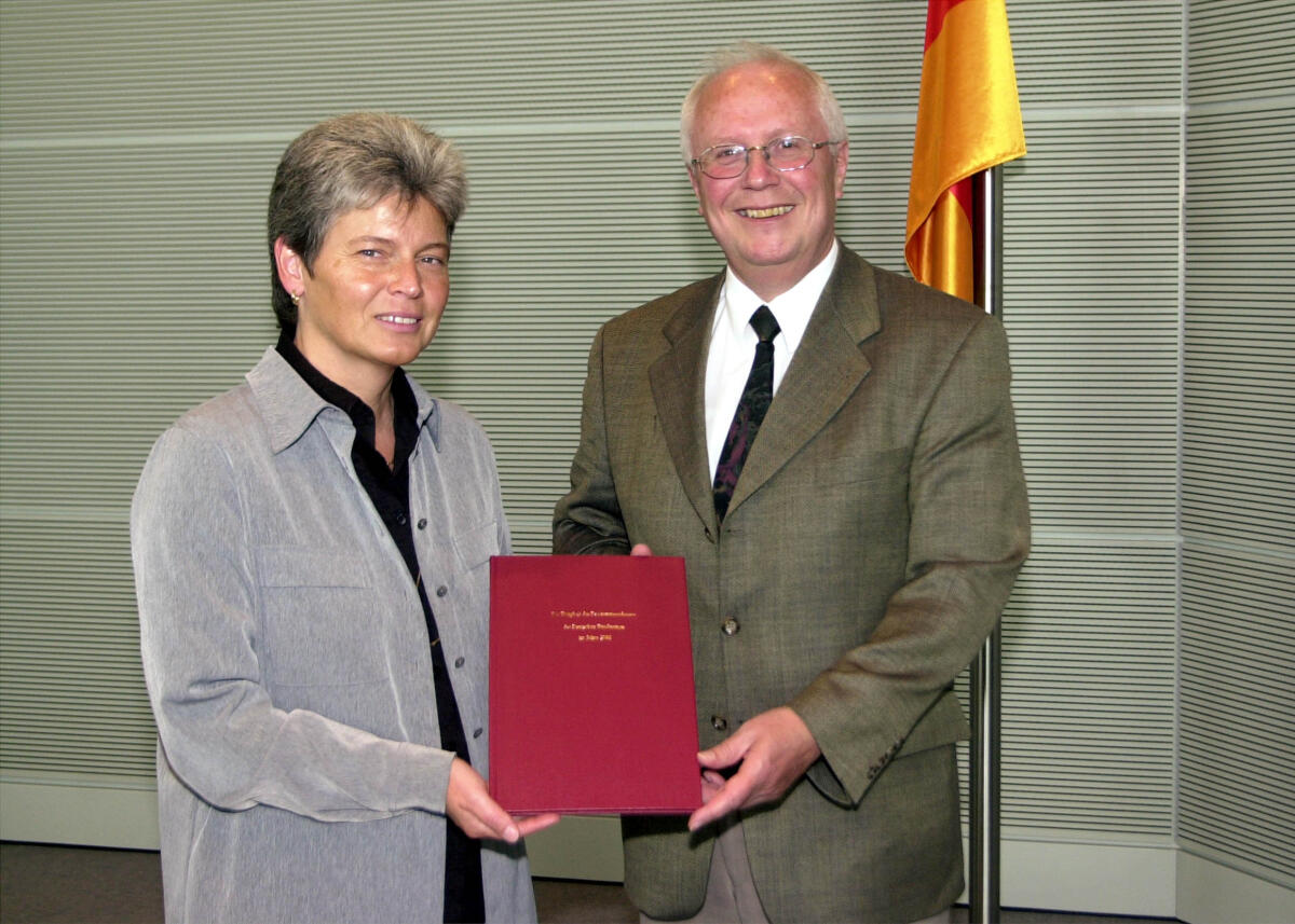 Vorsitzende des Petitionsausschuss, Frau Marita Sehn, FDP, (links) und der stellv. Vorsitzende, Herr Klaus Hagemann, SPD, (rechts) übergegeben ihren Tätigkeitsbericht für das Jahr 2002 an Bundestagspräsident Wolfgang Thierse, SPD, (hier nicht im Bild) Hagemann, Klaus; Sehn, Marita Vorsitzende des Petitionsausschuss, Frau Marita Sehn, FDP, (links) und der stellv. Vorsitzende, Herr Klaus Hagemann, SPD, (rechts) übergegeben ihren Tätigkeitsbericht für das Jahr 2002 an Bundestagspräsident Wolfgang Thierse, SPD, (hier nicht im Bild)