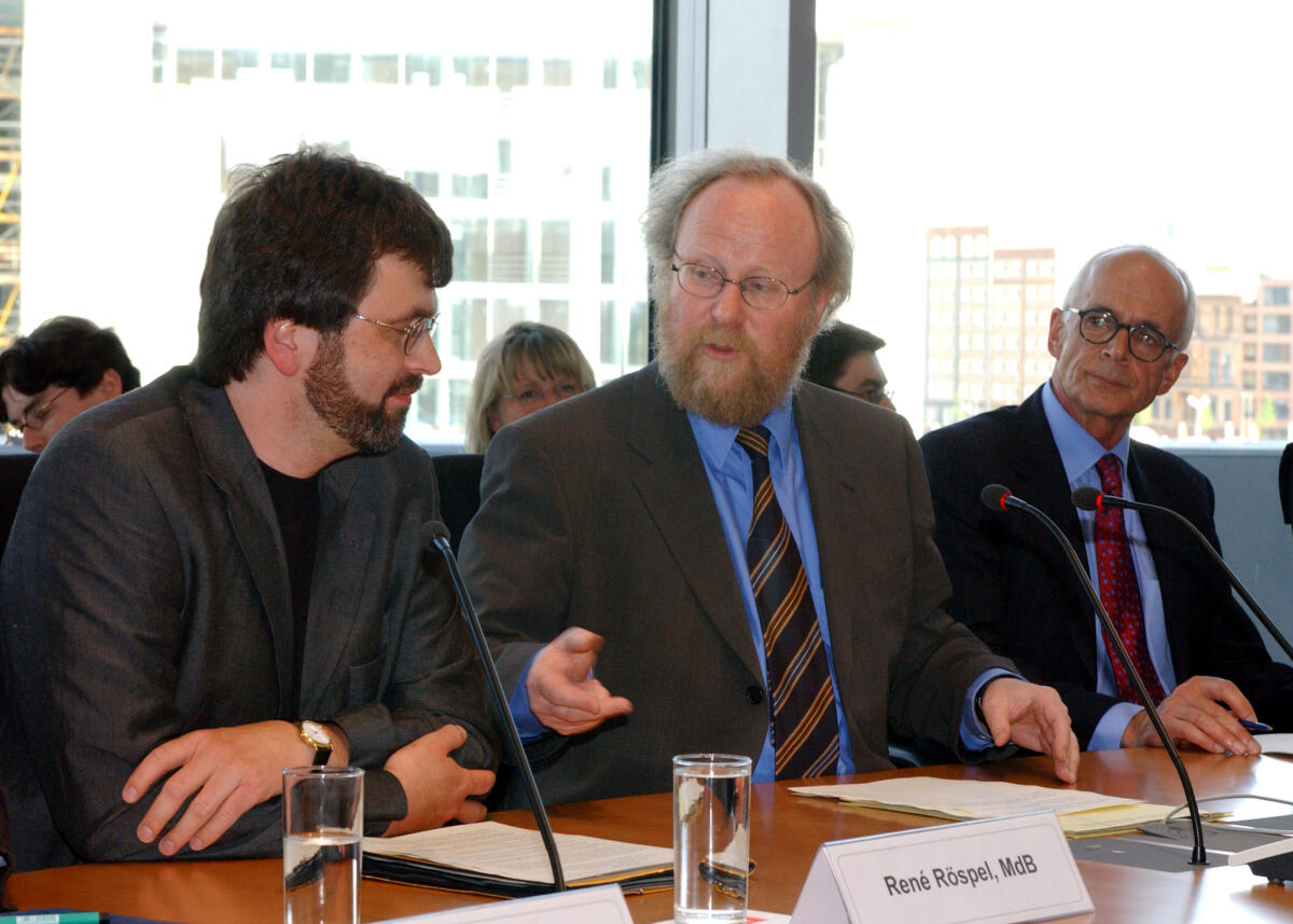 Konstituierung der Enquete-Kommission "Ethik und Recht der modernen Medizin" durch Wolfgang Thierse, SPD, Bundestagspräsident (mitte),; René Röspel, Vorsitzender der Enquete-Kommission (links.), Prof. Dr. Wolfgang Zeh , Direktor beim Deutschen Bundestag (rechts) Röspel, René; Zeh, Wolfgang; Thierse, Wolfgang Konstituierung der Enquete-Kommission "Ethik und Recht der modernen Medizin" durch Wolfgang Thierse, SPD, Bundestagspräsident (mitte),; René Röspel, Vorsitzender der Enquete-Kommission (links.), Prof. Dr. Wolfgang Zeh , Direktor beim Deutschen Bundestag (rechts)