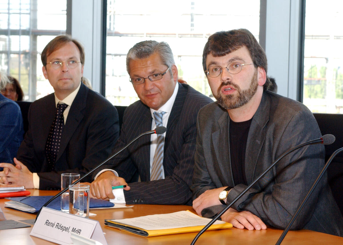 Konstituierung der Enquete-Kommission "Ethik und Recht der modernen Medizin" durch Wolfgang Thierse, SPD, Bundestagspräsident ,; v.l. Thomas Rachel, CDU, Obmann, Hubert Hüppe, CDU, stellvertretende Vorsitzende, René Röspel, SPD, Vorsitzender der Enquete-Kommission Hüppe, Hubert; Rachel, Thomas; Röspel, René Konstituierung der Enquete-Kommission "Ethik und Recht der modernen Medizin" durch Wolfgang Thierse, SPD, Bundestagspräsident ,; v.l. Thomas Rachel, CDU, Obmann, Hubert Hüppe, CDU, stellvertretende Vorsitzende, René Röspel, SPD, Vorsitzender der Enquete-Kommission