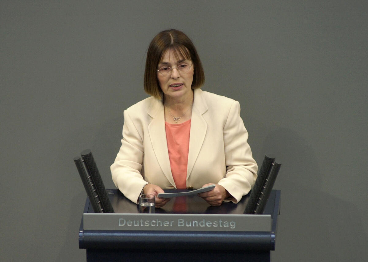 Rede, Dr. Dagmar Schmidt, SPD, 43. Bundestagssitzung, TOP 3, Regierungserklaerung, Zukunft sichern, Globale Armut bekaempfen, Plenarsaal, Deutscher Bundestag Schmidt, Dagmar Rede, Dr. Dagmar Schmidt, SPD, 43. Bundestagssitzung, TOP 3, Regierungserklaerung, Zukunft sichern, Globale Armut bekaempfen, Plenarsaal, Deutscher Bundestag