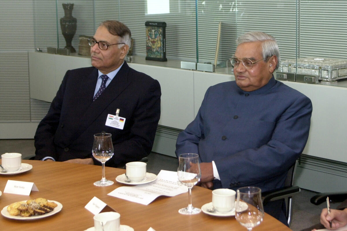 Vaipayee, Atal Behri Bundestagspräsident Wolfgang Thierse, SPD, empfängt den Premierminister der Republik Indien,  Atal Behri Vaipayee (rechts)