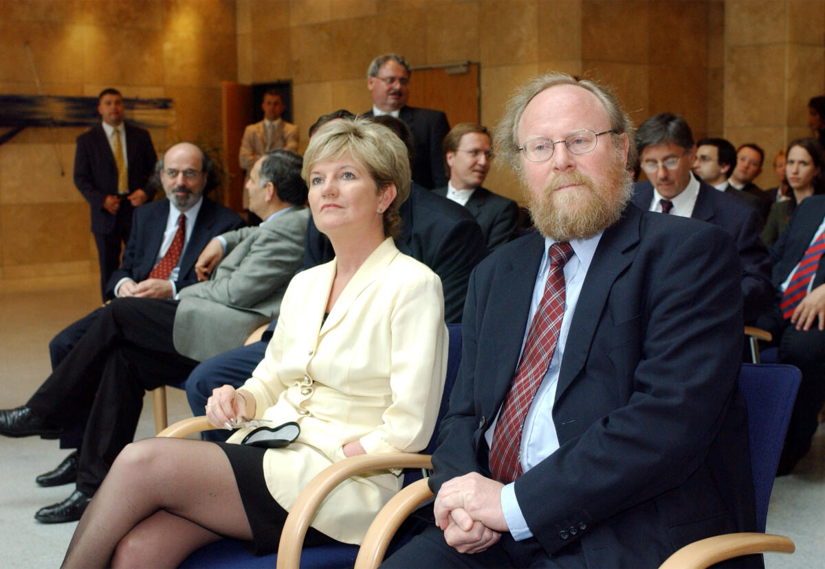 Szili, Katalin; Thierse, Wolfgang Verleihung eines ungarischen Ordens an  Wolfgang Thierse, SPD, Bundestagspräsident (rechts),  verliehen durch Dr. Katalin Szili, Präsidentin der Nationalversammlung der Republik Ungarn (links),  Ungarische Botschaft