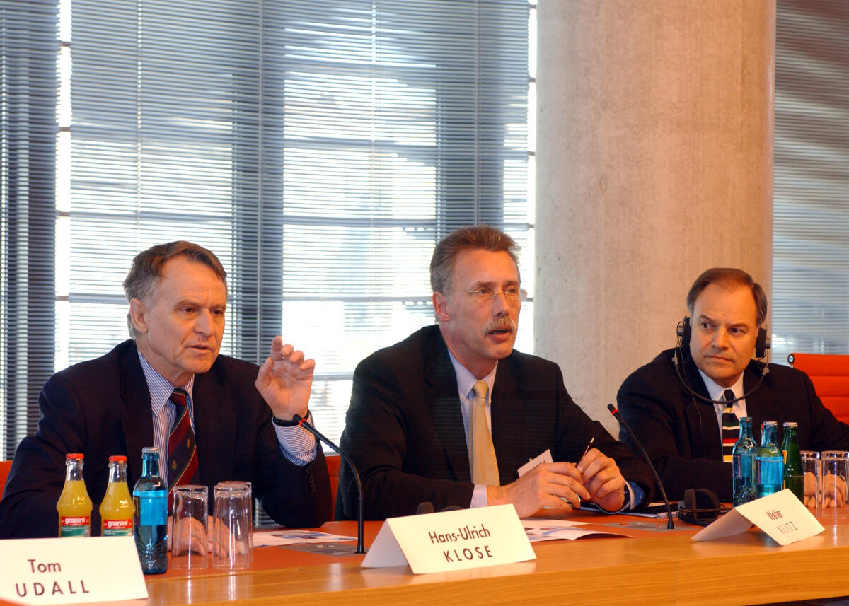Die Vorsitzenden der Parlamentariergruppe USA im Deutschen Bundestag, Hans-Ulrich Klose (li.), und der Congressional Study Group on Germany, Nick Lampson ( re. ), geben eine Pressekonferenz zum diesjährigen Congress-Bundestag Seminar in Berlin und Heidelberg. In der Mitte Walter Klitz von der Friedrich-Naumann-Stiftung, der die PK leitet. Klose, Hans-Ulrich; Klitz, Walter; Lampson, Nick Die Vorsitzenden der Parlamentariergruppe USA im Deutschen Bundestag, Hans-Ulrich Klose (li.), und der Congressional Study Group on Germany, Nick Lampson ( re. ), geben eine Pressekonferenz zum diesjährigen Congress-Bundestag Seminar in Berlin und Heidelberg. In der Mitte Walter Klitz von der Friedrich-Naumann-Stiftung, der die PK leitet.