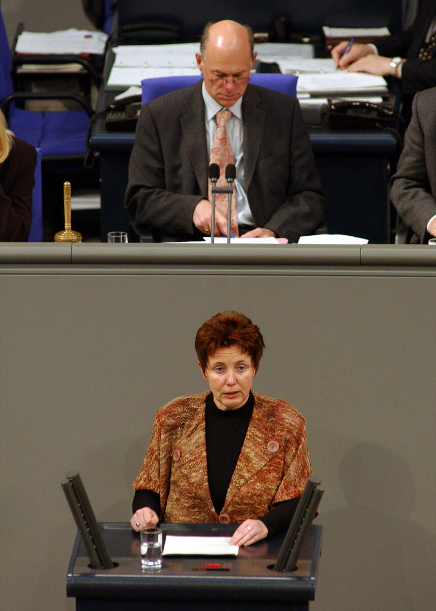 Lammert, Norbert; Reichard, Christa Christa Reichard, CDU/CSU, MdB, Rede im Deutschen Bundestag.; Vorsitz: Bundestagvizepräsident Dr. Norbert Lammert, CDU/CSU.; Bundestagsabgeordnete. Abgeordnete, Rednerpult, Vizepräsident, Plenum