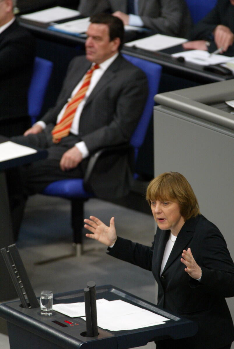 Dr. Angela Merkel, CDU, Partei- und Fraktionsvorsitzende, am Rednerpult . Im Hintergrund: Gerhard Schröder, SPD, Bundeskanzler.; Abgeordnete, MdB, CDU/CSU-Fraktion, Rede, Redner, redend, Pult, Kanzler, Geste, Gestik, Deutscher Bundestag Merkel, Angela; Schröder, Gerhard Dr. Angela Merkel, CDU, Partei- und Fraktionsvorsitzende, am Rednerpult . Im Hintergrund: Gerhard Schröder, SPD, Bundeskanzler.; Abgeordnete, MdB, CDU/CSU-Fraktion, Rede, Redner, redend, Pult, Kanzler, Geste, Gestik, Deutscher Bundestag