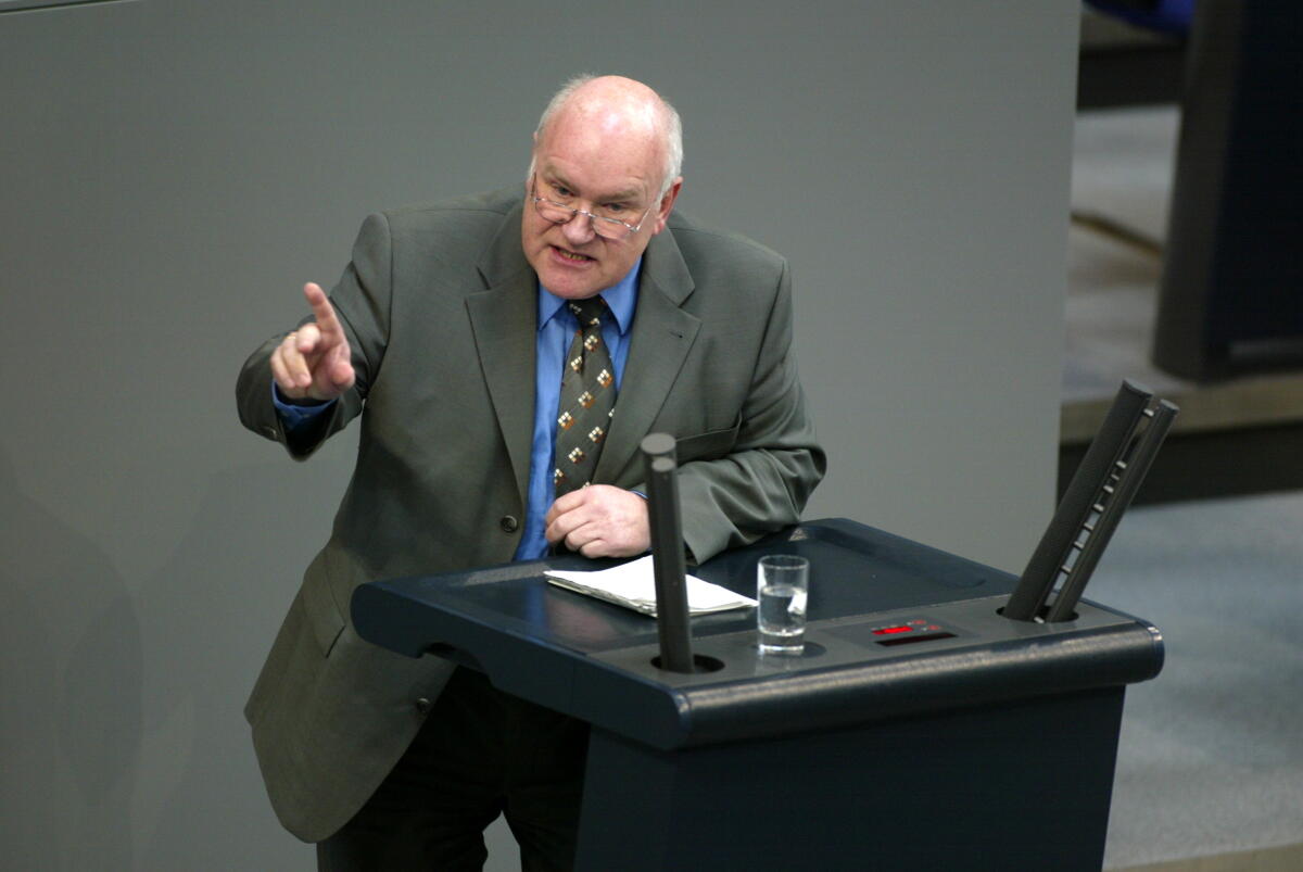 Hinsken, Ernst Ernst Hinsken, CSU, während seiner Rede am Rednerpult.; Abgeordnete, MdB, CDU/CSU-Fraktion, Rede, Redner, redend, Pult, Kanzler, Geste, Gestik, Deutscher Bundestag