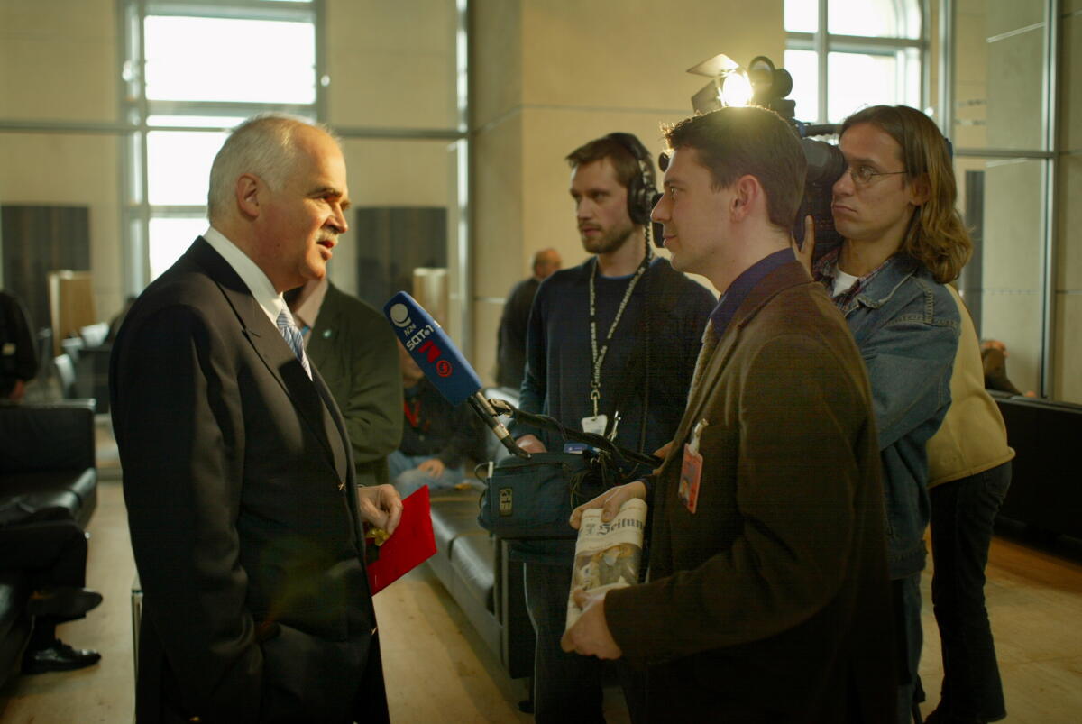 Gauweiler, Peter Dr. Peter Gauweiler, CSU, beim Interview.; MdB, Abgeordneter, Presse, CDU/CSU-Fraktion, Journalist
