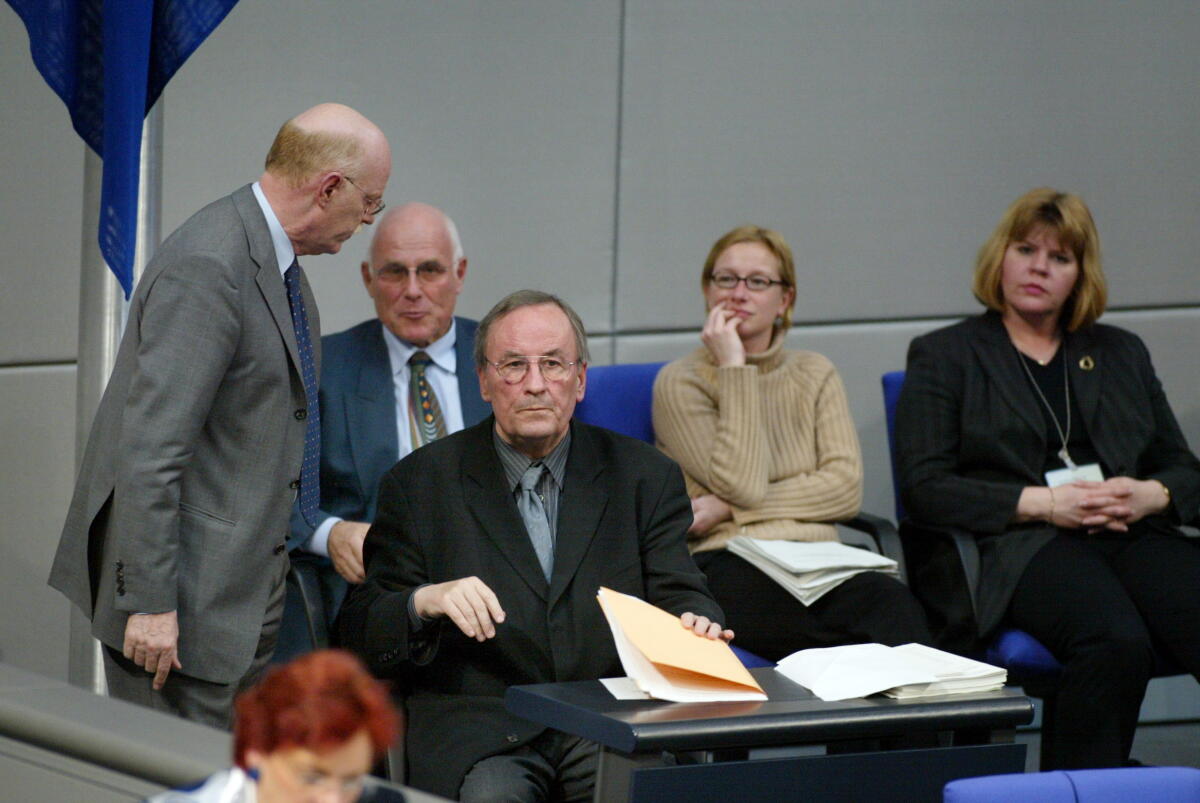 Struck, Peter; Penner, Willfried Dr. Peter Struck, SPD, Bundesminister der Verteidigung, Abgeordneter, MdB, im Gespräch mit Dr. Wilfried Penner, Wehrbeauftragter des Deutschen Bundestages.