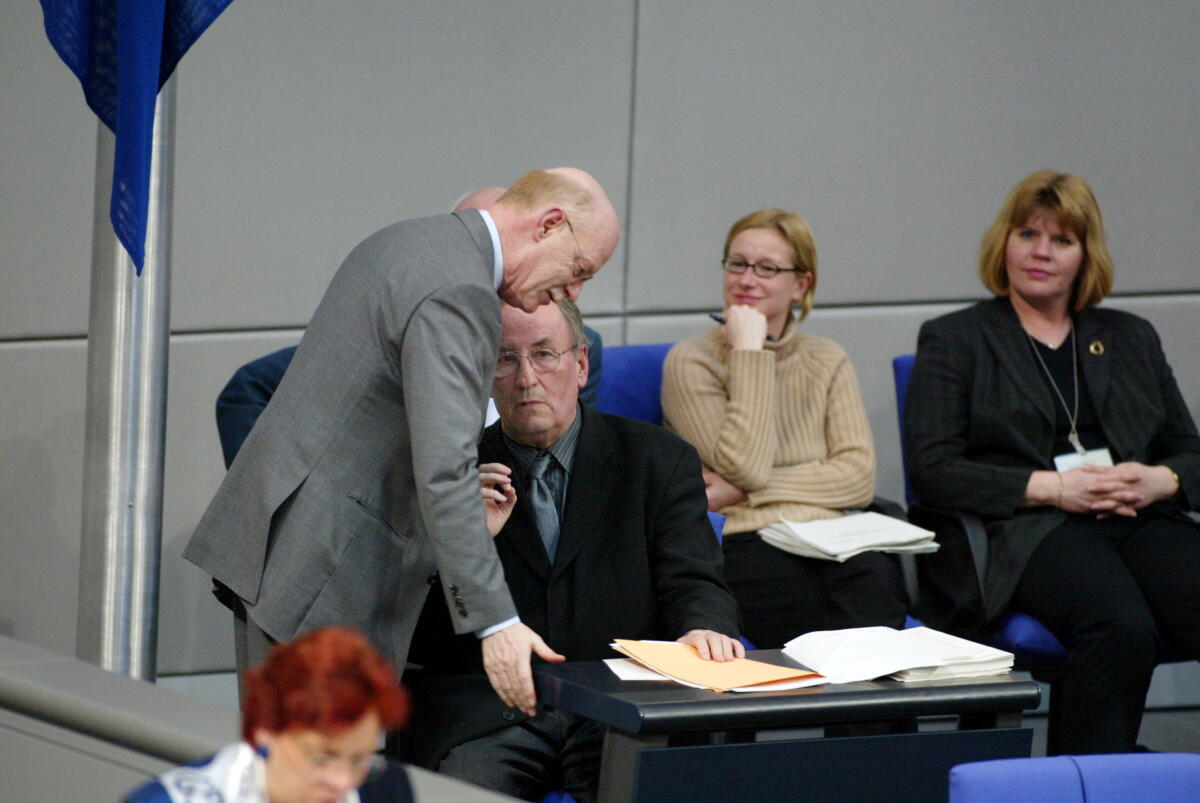 Struck, Peter; Penner, Willfried Dr. Peter Struck, SPD, Bundesminister der Verteidigung, Abgeordneter, MdB, im Gespräch mit Dr. Wilfried Penner, Wehrbeauftragter des Deutschen Bundestages.