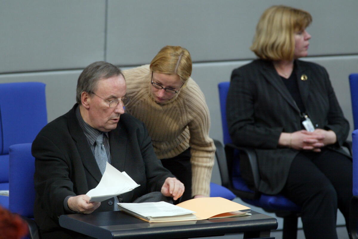 Penner, Willfried Der Wehrbeauftragte des Deutschen Bundestages, Dr.Wilfried Penner, im Gespräch mit einer Mitarbeiterin.